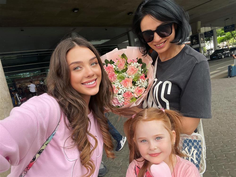 Bố vợ Bùi Tiến Dũng lộ diện, vừa trẻ lại phong độ-1