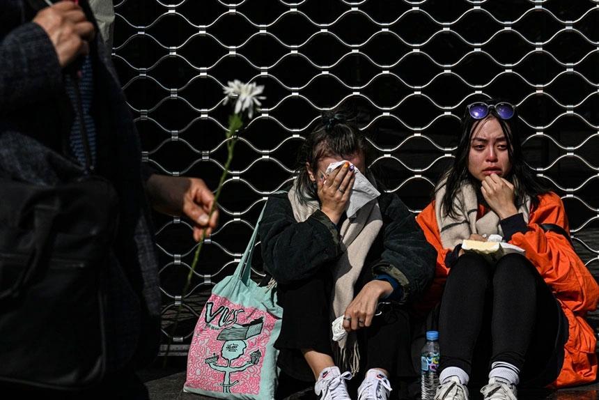 Người nước ngoài tìm bạn bè gặp nạn ở Itaewon như mò kim đáy bể-1