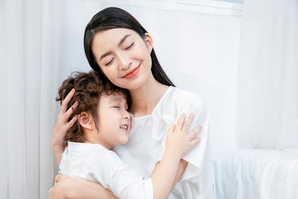 Đêm tân hôn, tôi khóc nghẹn khi nhận món quà từ con riêng của chồng-1