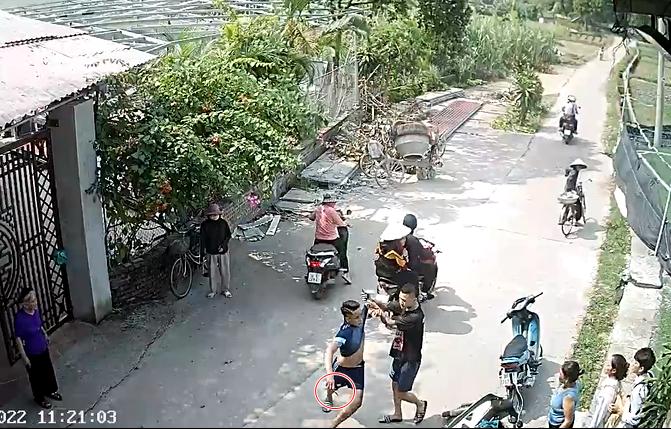 Clip: Nam sinh Bắc Giang bị trai làng tấn công, truy sát vì cuồng ghen-2