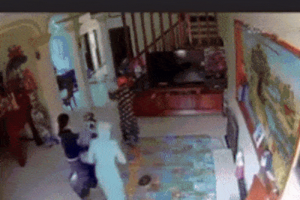 Vụ 3 con gái tưới xăng đốt nhà mẹ đẻ: Người mẹ tiên lượng rất xấu-2