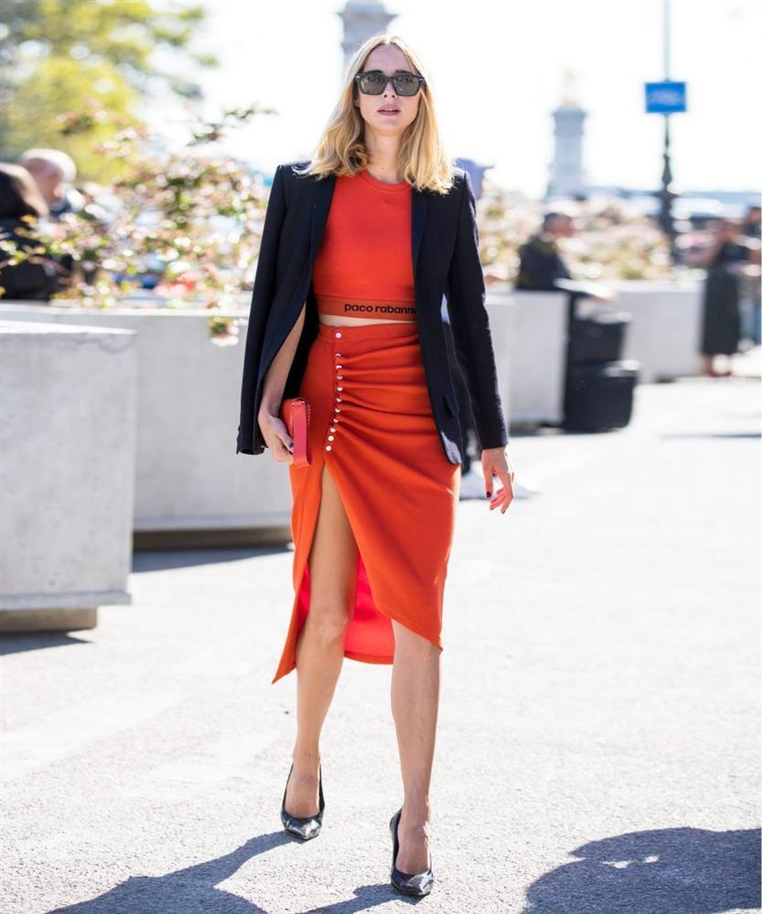 5 kiểu áo mix với chân váy bút chì giúp vóc dáng lên hương-5