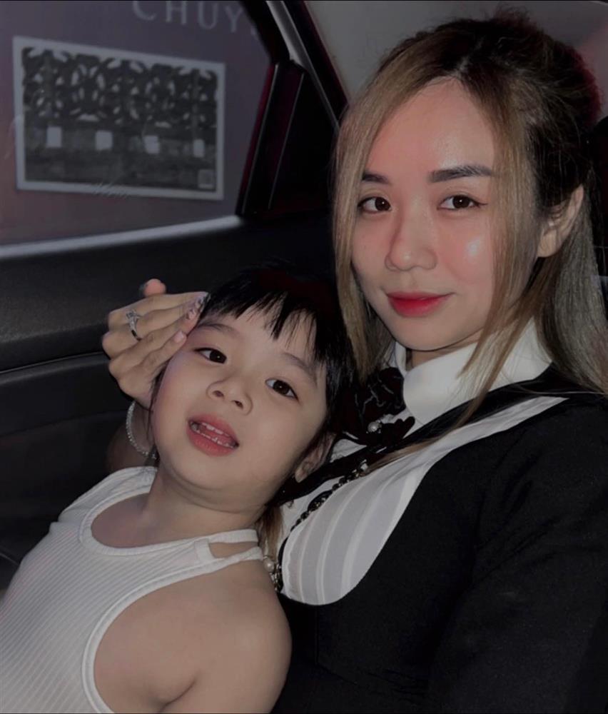 Vợ cũ Hoài Lâm hiếm hoi khoe ảnh con gái lúc mới sinh-1