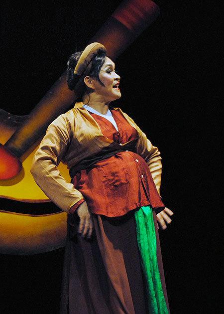 Xuân Hinh giả gái đủ vai: từ Thị Nở đến bà già bắt gián điệp-6