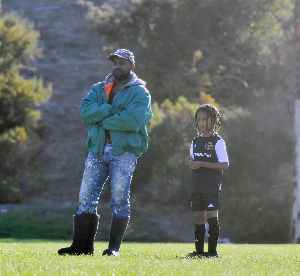 Kim Kardashian dửng dưng trước cảnh Kanye West cãi nhau-2