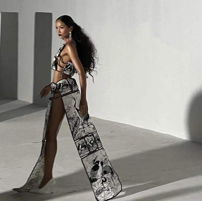 HHen Niê gây thót tim với khoảnh khắc phô trọn đường cong-1