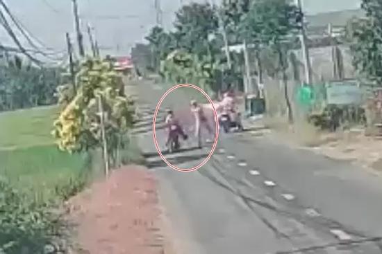 Vụ CSGT cầm dùi cui đánh dân: Lãnh đạo công an huyện nói gì?