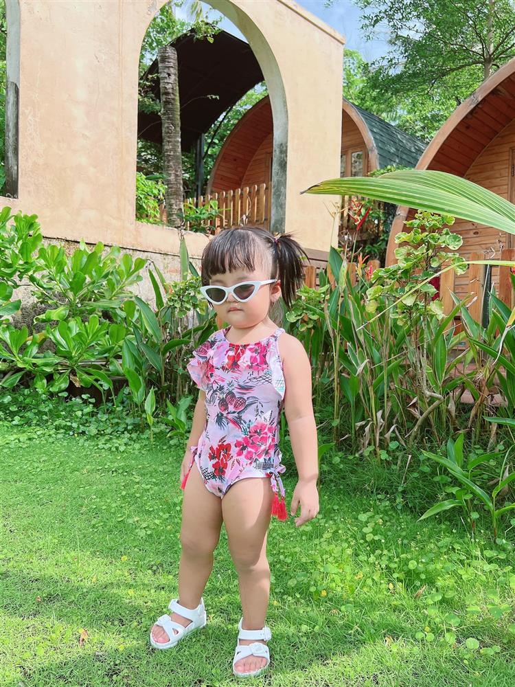 Con gái Mạc Văn Khoa 2 tuổi sở hữu bộ sưu tập đồ bơi cực khủng-2