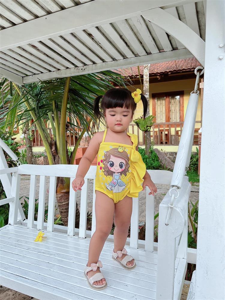 Con gái Mạc Văn Khoa 2 tuổi sở hữu bộ sưu tập đồ bơi cực khủng-3