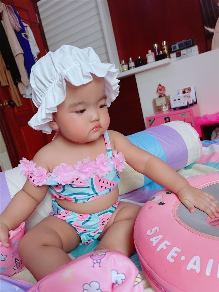 Con gái Mạc Văn Khoa 2 tuổi sở hữu bộ sưu tập đồ bơi cực khủng-6