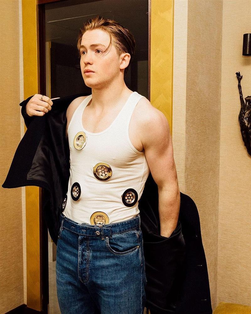 Ngôi sao phim Heartstopper công khai là người song tính-4