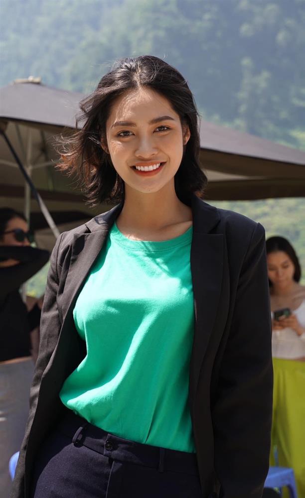 Nông Thúy Hằng nối gót HHen Niê lột xác với tóc tém cá tính-8