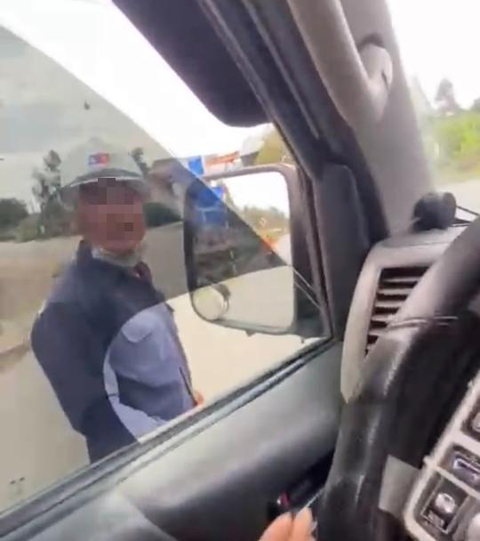 Vụ xe tải cản trở xe cứu thương: Người đàn ông nghi tài xế lạm dụng còi-2