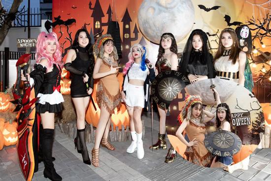 Đoàn Di Băng xả loạt ảnh Halloween, từ chủ đến khách ai cũng chất