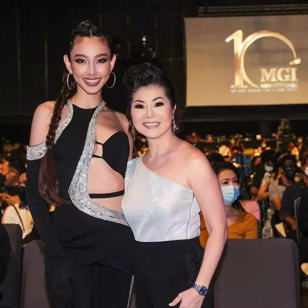 Tân Miss Grand được Phó chủ tịch lăn xả chụp hình, Thùy Tiên ra rìa?-11