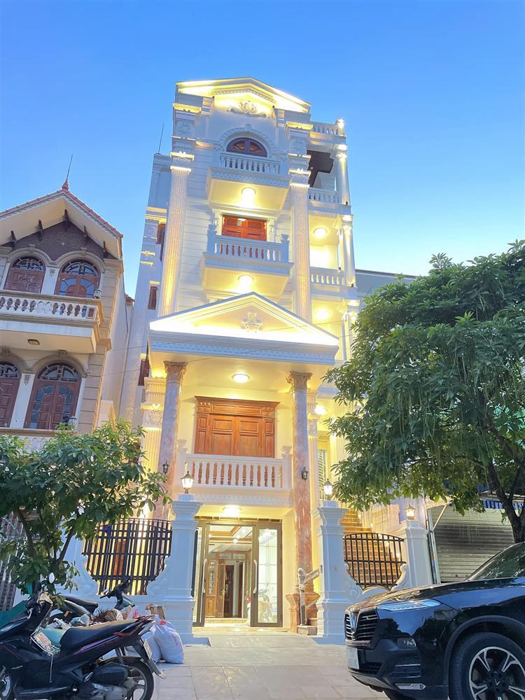 Mẹ Phạm Hương khoe cơ ngơi mới sang xịn mịn ở quê nhà-10