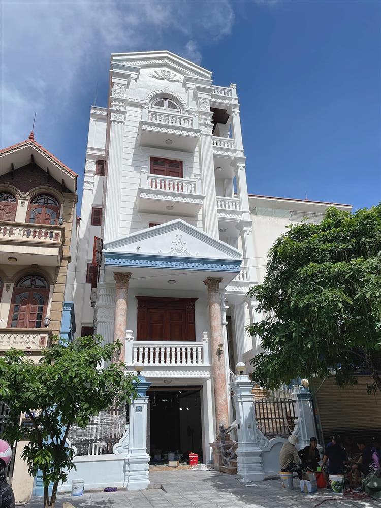 Mẹ Phạm Hương khoe cơ ngơi mới sang xịn mịn ở quê nhà-9