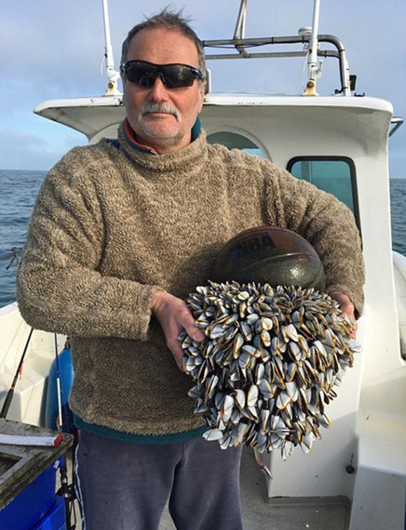 Thấy quả bóng rổ trôi trên mặt nước, vớt lên và kết quả chẳng ai ngờ-2