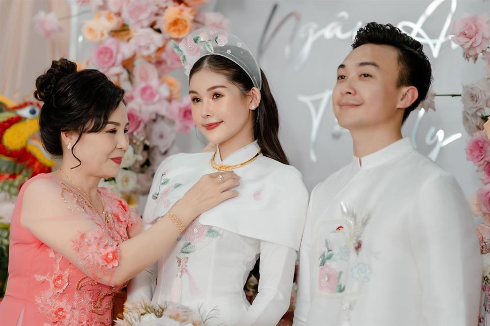 3 nàng dâu lựa chọn áo dài trắng ăn hỏi 1-0-2 Vbiz-3