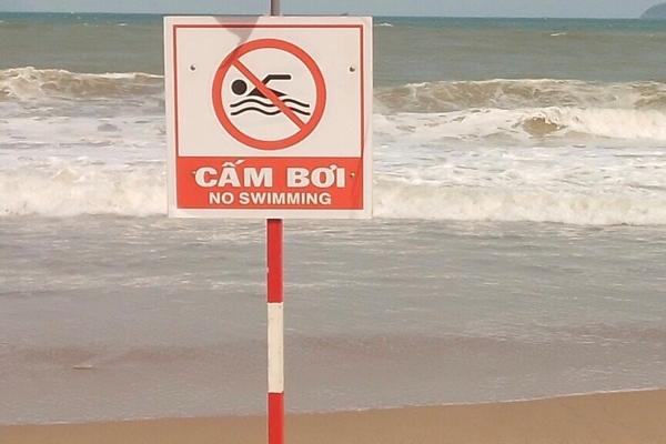 Dù bị cấm, 1 HLV bơi lội vẫn tắm biển bị sóng đánh tử vong