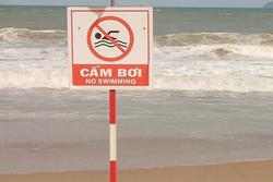 Dù bị cấm, 1 HLV bơi lội vẫn tắm biển bị sóng đánh tử vong