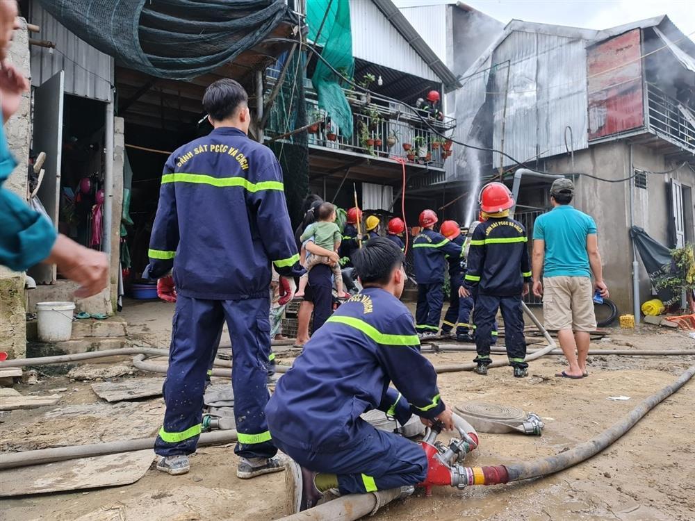 Một mình trong ngôi nhà cháy, bé 10 tuổi may mắn thoát chết-1