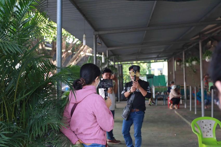 Xét xử vụ Tịnh thất Bồng Lai: Youtuber vây kín, Lê Tùng Vân lại vắng mặt-3