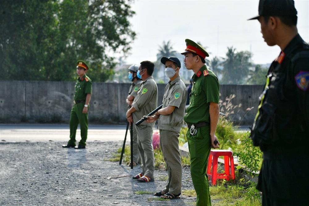 Xét xử vụ Tịnh thất Bồng Lai: Youtuber vây kín, Lê Tùng Vân lại vắng mặt-4