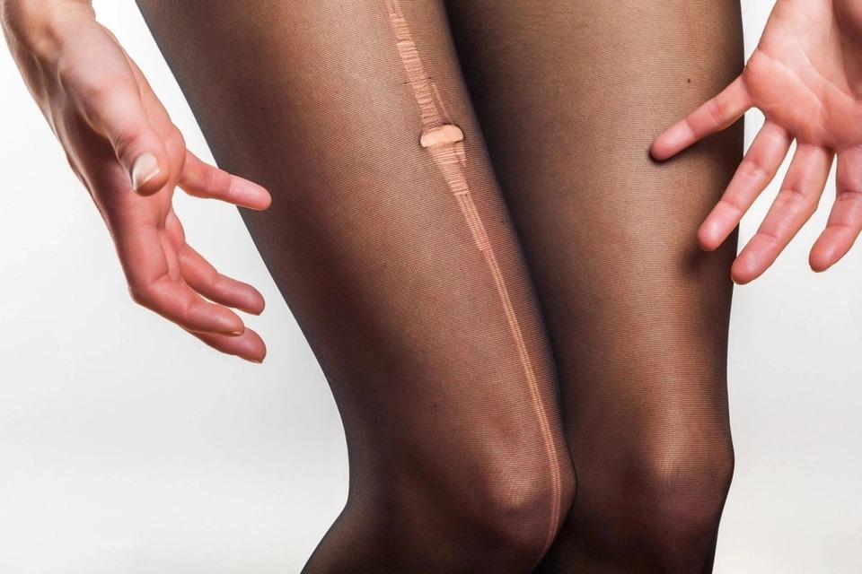 Phụ nữ tìm cách thoát khỏi tình trạng rách quần tất-1