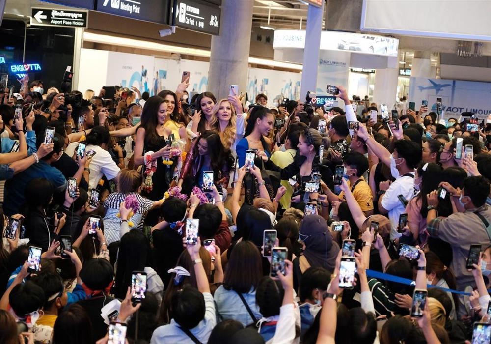 MXH xôn xao khi tân Miss Grand được tặng... hoa cúc vàng-1