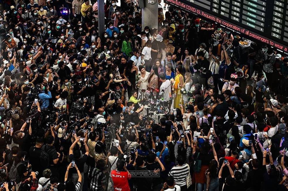 MXH xôn xao khi tân Miss Grand được tặng... hoa cúc vàng-2