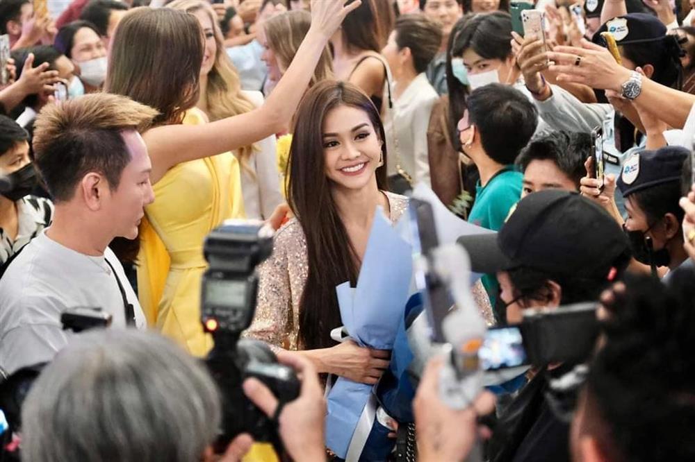 MXH xôn xao khi tân Miss Grand được tặng... hoa cúc vàng-4