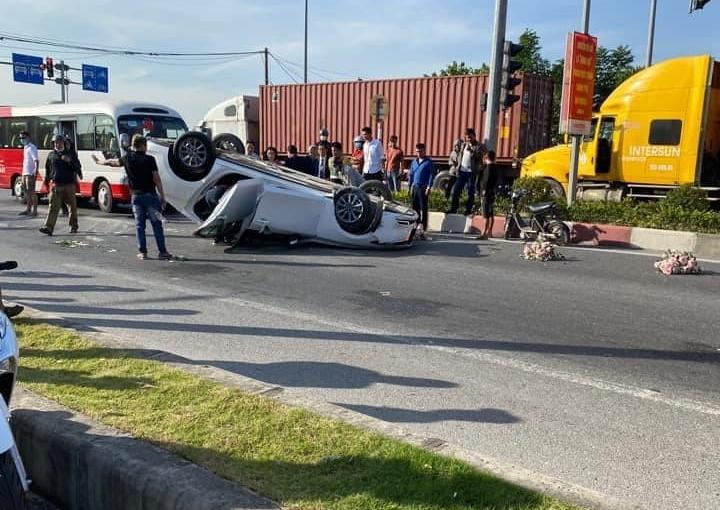 Lật xe đón dâu ở Hải Phòng, cô dâu bầu 7 tháng nhập viện-1