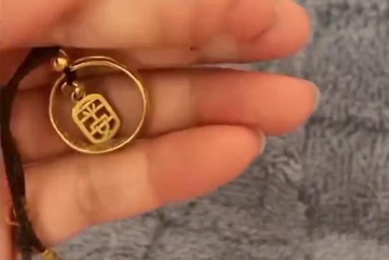 Tìm lại chiếc nhẫn vàng, con dâu bật khóc khi biết bí mật mẹ chồng