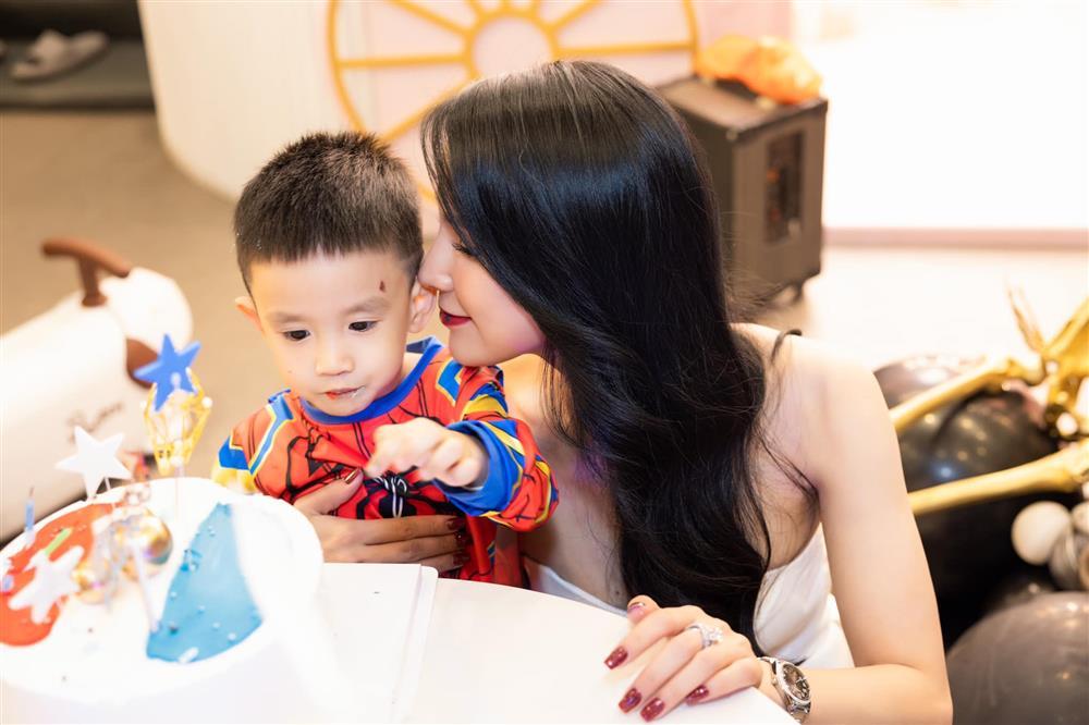 Diệp Lâm Anh một mình tổ chức sinh nhật cho con gái-5
