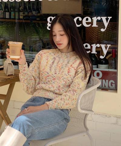 Chiêu diện áo len họa tiết mùa lạnh hack tuổi cho chị em-1