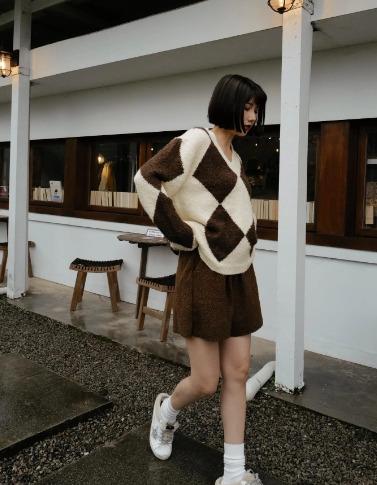 Chiêu diện áo len họa tiết mùa lạnh hack tuổi cho chị em-3