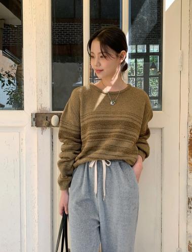 Chiêu diện áo len họa tiết mùa lạnh hack tuổi cho chị em-8