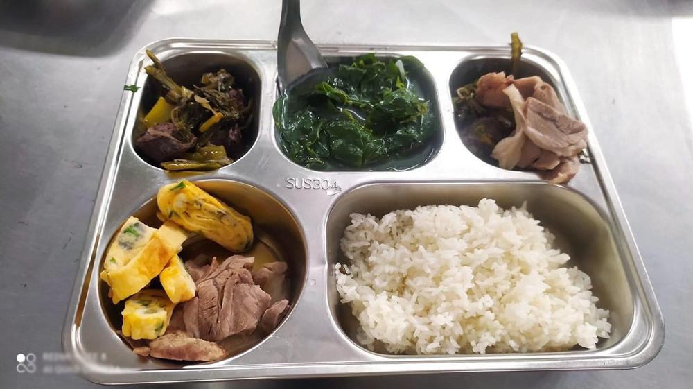 Nhân viên khoe khay cơm 16k ở công ty với thịt cá đầy ú ụ-1