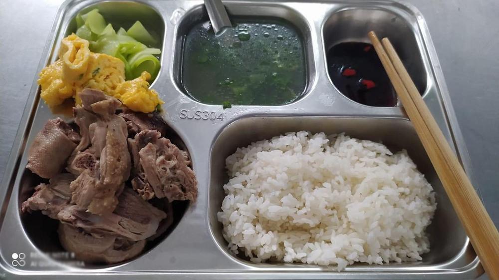 Nhân viên khoe khay cơm 16k ở công ty với thịt cá đầy ú ụ-2