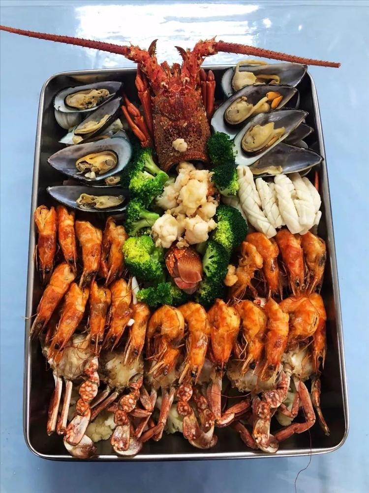 Nhân viên khoe khay cơm 16k ở công ty với thịt cá đầy ú ụ-5