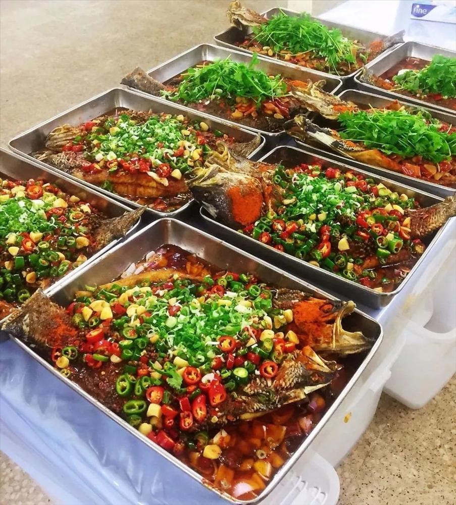 Nhân viên khoe khay cơm 16k ở công ty với thịt cá đầy ú ụ-6