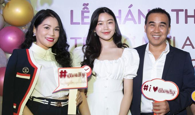 Vợ MC Quyền Linh phát ngôn bất ngờ khi 2 con gái phủ sóng MXH-2