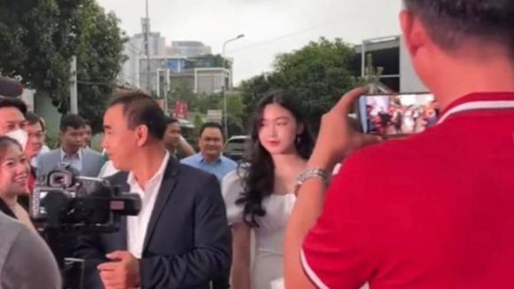 Con gái Quyền Linh bị quay lén, nhan sắc thật lộ rõ qua cam thường-2