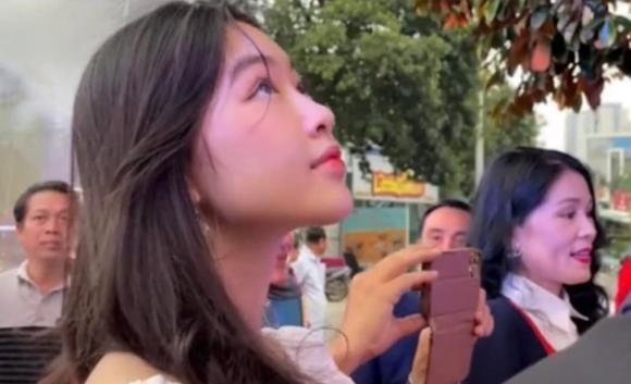 Con gái Quyền Linh bị quay lén, nhan sắc thật lộ rõ qua cam thường-3