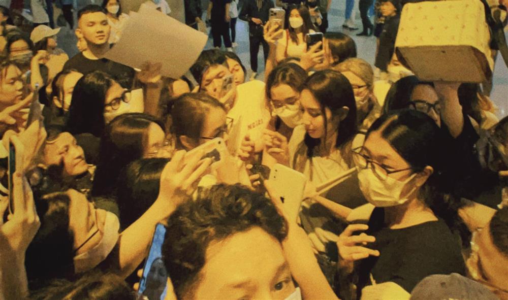 Hết hồn cảnh Thùy Tiên được tặng bó rau ngày về Việt Nam-3