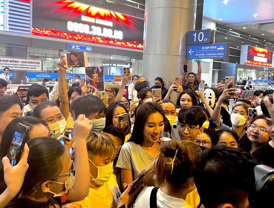 Hết hồn cảnh Thùy Tiên được tặng bó rau ngày về Việt Nam-1