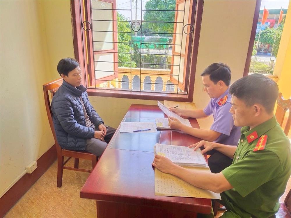 Xem xét hành vi nêu tên học sinh giữa trường của hiệu trưởng bị ép quỳ-2