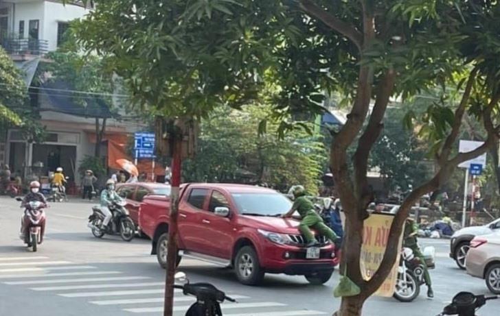 Cảnh sát bám trên nắp capo, tài xế vẫn rú ga bỏ chạy-1