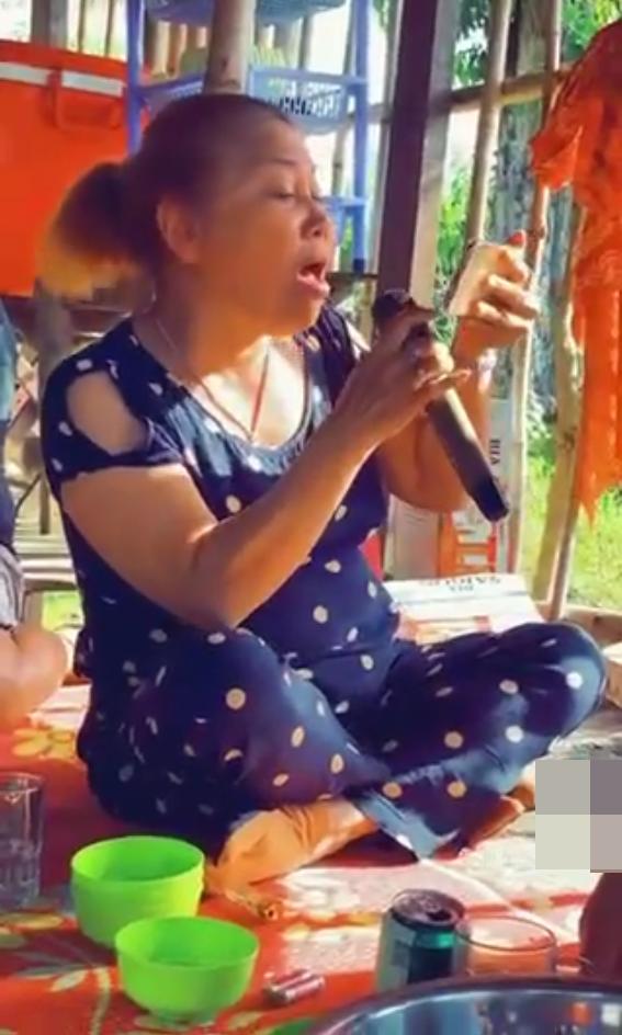 Siu Black ngồi hát trên bàn nhậu, giọng còn nội lực như xưa?-2